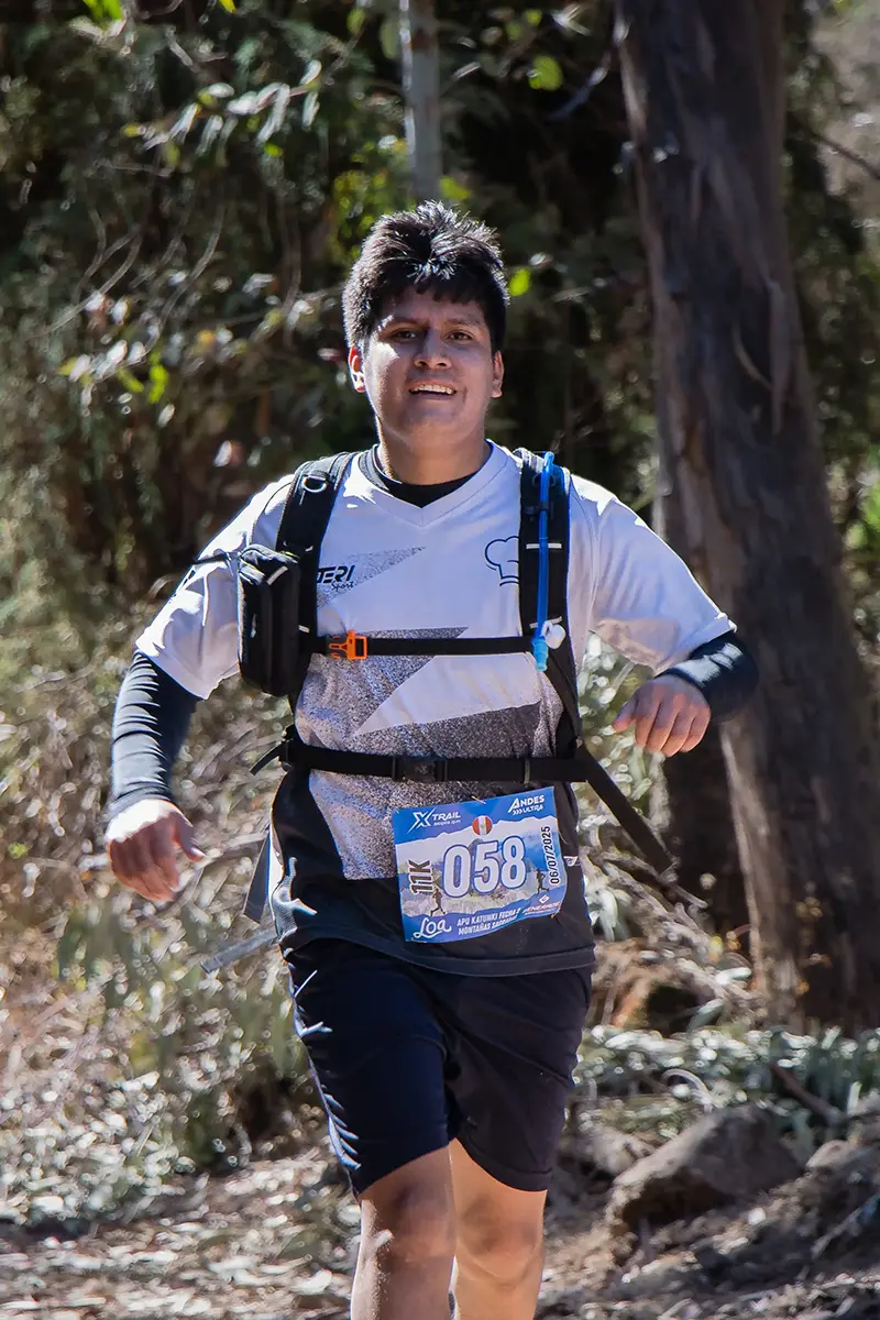 Hiker en sendero de montaña